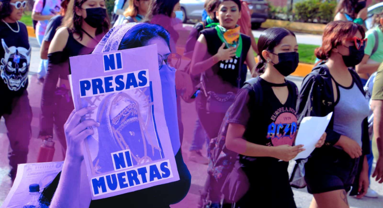 Womens protest, holding signs that read ni presas ni muertas - neither prey not dead